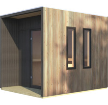 Moderne Gartensauna aus Holz mit vertikaler Lamellenfassade und zwei schmalen Fenstern sowie einer Glaseingangstür auf einem Holzpodest.