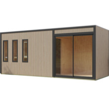 Modernes Gartenhaus aus Holz mit senkrechter Lamellenfassade, drei schmalen Fenstern und einer großen Schiebetürfront.