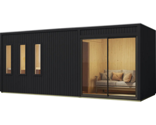 Modernes Gartenhaus aus Holz mit senkrechter Fassadenverkleidung, drei schmalen Fenstern und einer großen Schiebetür mit Blick auf ein Sofa.