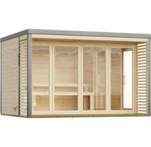 Moderne Gartensauna aus Holz mit bodentiefen Glaselementen, Flachdach und seitlichen Lamellenverkleidungen.
