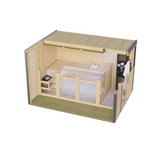 Moderne Gartensauna aus Holz mit Glasfront und Saunabänken im Innenraum sowie vorgelagerter Terrasse.