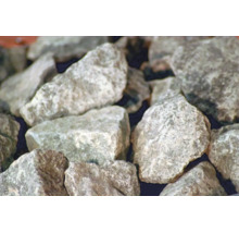 Eine Ansammlung von naturbelassenen Ziersteinen zur Gartengestaltung und Dekoration.