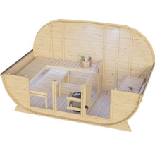 Innenansicht einer modernen Fasssauna aus Holz mit integrierten Sitzbänken und Saunaofen für den Gartenbereich