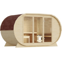 Moderne Fasssauna aus Holz mit zwei großen Glaselementen und einer verglasten Tür sowie Sitzbänken im Innenraum.