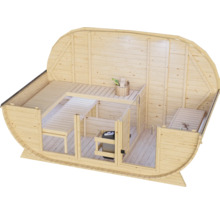 Fasssauna aus Holz mit zwei Liegeflaechen und einem Saunaofen im Innenraum, Innenansicht von oben.