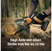 WORX Akku-Astsäge beim Sägen eines Astes mit einer Dicke von bis zu 12 Zentimeter.