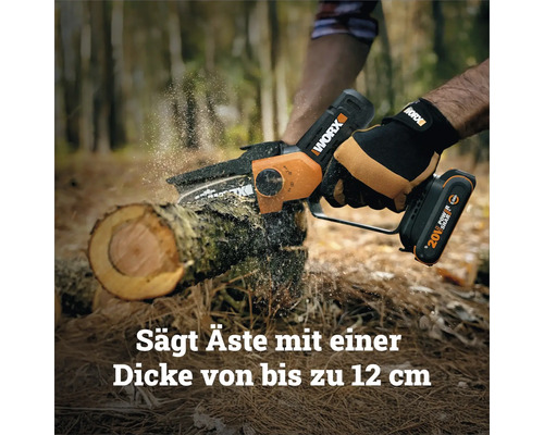 WORX Akku-Astsäge beim Sägen eines Astes mit einer Dicke von bis zu 12 Zentimeter.