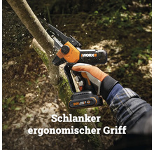Worx Akku-Gehölzschneider mit ergonomischem Griff beim Schneiden eines Astes mit fliegenden Sägespänen.