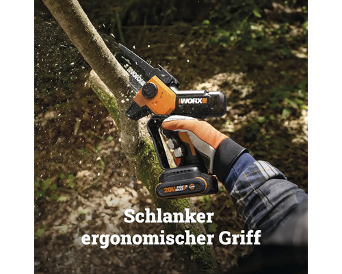 Worx Akku-Gehölzschneider mit ergonomischem Griff beim Schneiden eines Astes mit fliegenden Sägespänen.