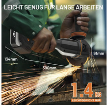 Akku-Winkelschleifer im Einsatz beim Metallschneiden mit Funkenflug. Gewicht 1.4 Kilogramm, Länge 390 Millimeter, Höhe 91 und 134 Millimeter.
