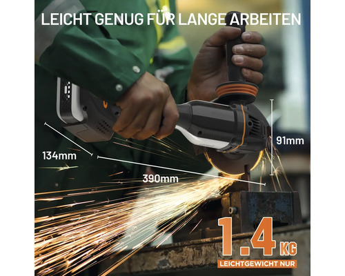 Akku-Winkelschleifer im Einsatz beim Metallschneiden mit Funkenflug. Gewicht 1.4 Kilogramm, Länge 390 Millimeter, Höhe 91 und 134 Millimeter.