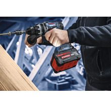 Bosch Akku-Bohrschrauber mit Bosch Logo und 18 Volt Expert Akku verschraubt eine lange Holzschraube in einen Holzbalken.