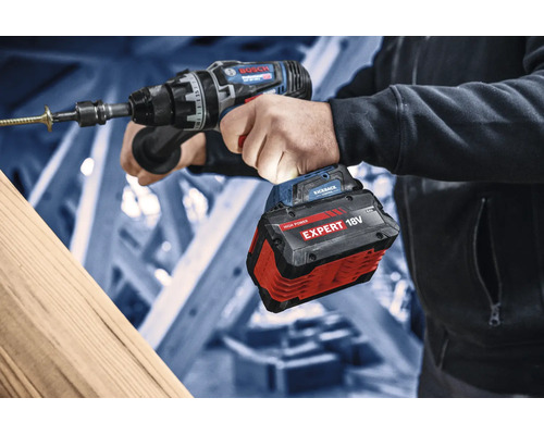 Bosch Akku-Bohrschrauber mit Bosch Logo und 18 Volt Expert Akku verschraubt eine lange Holzschraube in einen Holzbalken.