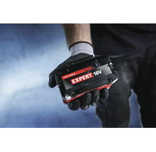 Eine Hand in einem Arbeitshandschuh hält einen High Power Expert 18 Volt 8 Amperestunden Akku.