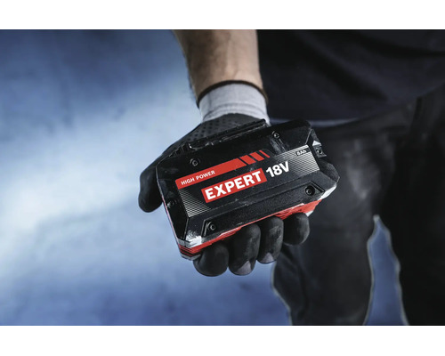 Eine Hand in einem Arbeitshandschuh hält einen High Power Expert 18 Volt 8 Amperestunden Akku.