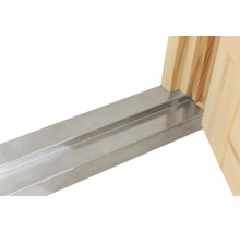 Bodenschwelle aus Metall an einer Türzarge aus Holz.