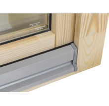 Detailansicht eines Holzfensterrahmens mit Sicherheitsglas und einer grauen Regenschutzschiene am unteren Profil.