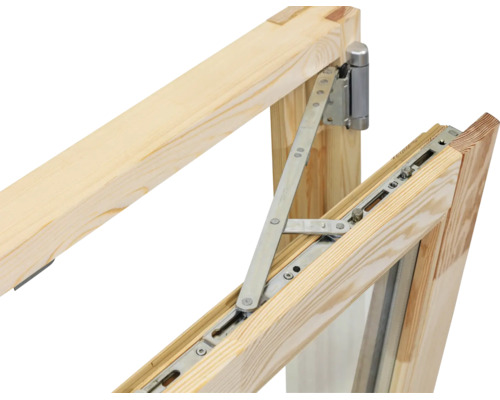 Dreh-Kipp-Beschlag aus Metall, montiert an einem Fensterrahmen aus Holz.