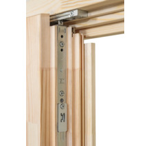 Detailansicht eines Fensterbeschlags mit Siegenia Logo, montiert in einem Fensterrahmen aus Massivholz.