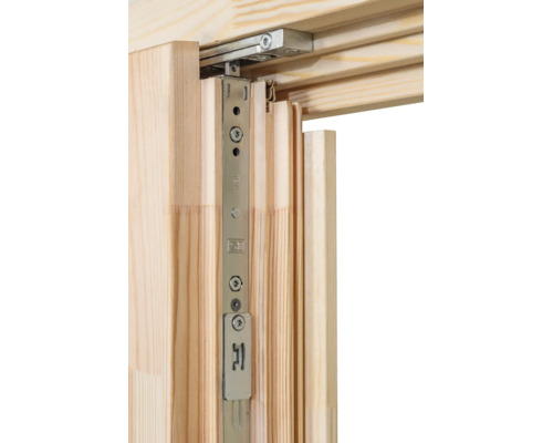 Detailansicht eines Fensterbeschlags mit Siegenia Logo, montiert in einem Fensterrahmen aus Massivholz.