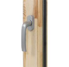 Silberner Fenstergriff an einem Fensterrahmen aus Holz.