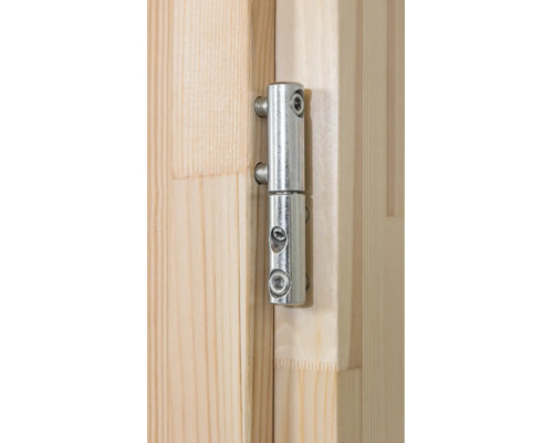 Einbohrband aus Metall an einer Tür aus hellem Holz.