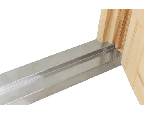 Bodenschwelle aus Metall an einer Türzarge aus Holz.