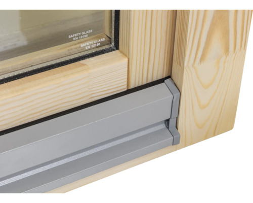 Nahaufnahme eines Holzfensterrahmens mit Sicherheitsglas gemäß Norm EN 12150 und grauer Profilleiste.