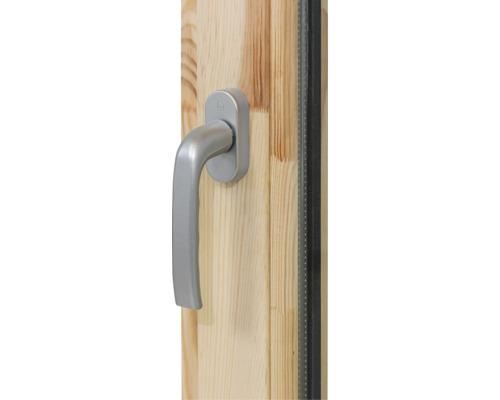 Silberner Fenstergriff an einem Holzfensterrahmen aus hellem Nadelholz mit sichtbarer Dichtung.