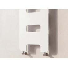 Weißer Design-Heizkörper in flacher Bauform mit rechteckigen Aussparungen und verchromten Anschlüssen.