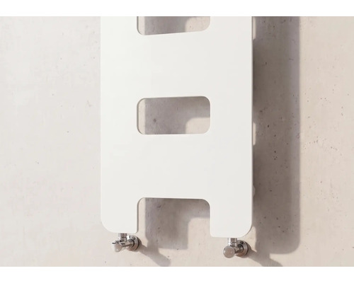Weißer Design-Heizkörper in flacher Bauform mit rechteckigen Aussparungen und verchromten Anschlüssen.