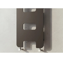 Moderner Design-Heizkörper in Dunkelbraun mit rechteckigen Aussparungen für Handtücher, flache Bauform an einer Wand montiert.