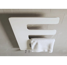 Moderner E-förmiger Badheizkörper in Weiß, an einer gefliesten Wand montiert, mit einem weißen Handtuch am unteren Segment.