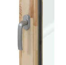 Fenstergriff aus Metall an einem hellen Holzfensterrahmen.