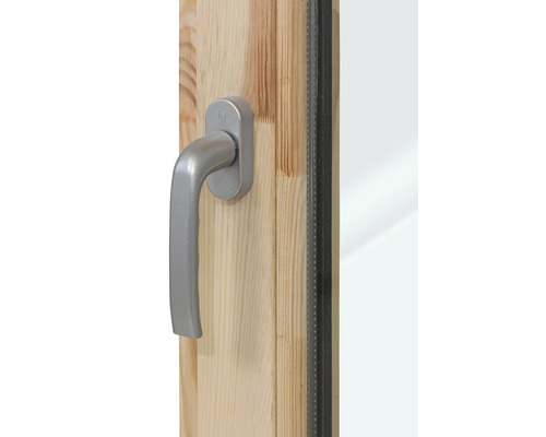 Fenstergriff aus Metall an einem hellen Holzfensterrahmen.