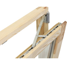 Detailansicht eines geöffneten Holzfensters mit Fensterbeschlag aus Metall.