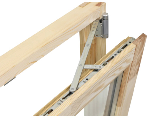 Detailansicht eines geöffneten Holzfensters mit Fensterbeschlag aus Metall.