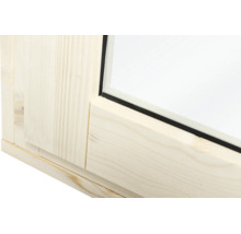 Nahaufnahme eines Holzfensterrahmens mit Glaseinsatz und Dichtungsprofil.