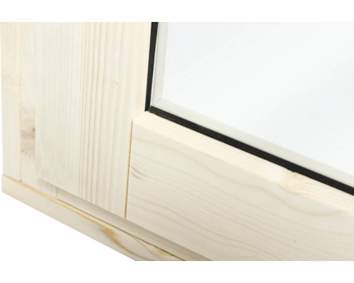 Nahaufnahme eines Holzfensterrahmens mit Glaseinsatz und Dichtungsprofil.