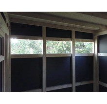 Holzständerbauweise eines Gartenhauses mit eingebauten Fensterbändern und dunklen Wandpaneelen im Rohbauzustand