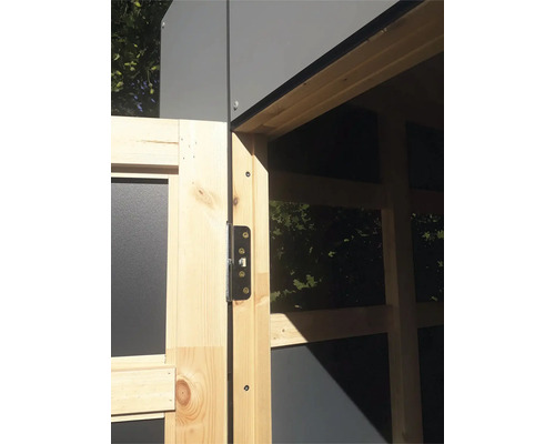 Detailansicht eines Gartenhaus Türscharniers aus Metall an einem Holzrahmen mit dunklen Paneelen.