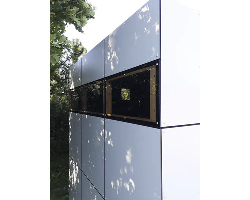 Moderne Gartenhausfassade mit Paneelen und integriertem Fensterband im Außenbereich unter Bäumen.