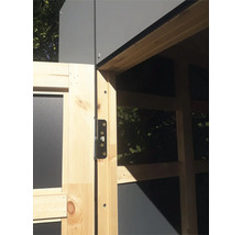 Detailansicht eines Gartenhaus Türscharniers aus Metall an einem Holzrahmen mit dunklen Paneelen.