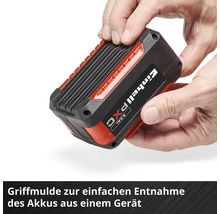 Einhell Power X-Change 5,2 Ah Akku in zwei Händen mit Fokus auf der Griffmulde zur einfachen Entnahme aus einem Gerät.