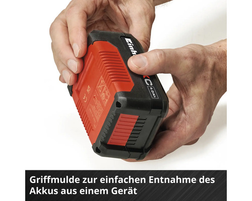 Einhell 4,0 Ah Akku mit Griffmulde für eine einfache Entnahme aus einem Gerät, in zwei Händen gehalten.