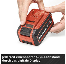 Einhell Power X-Change Akku mit digitalem Display zur Anzeige des Ladestands, in den Händen gehalten.