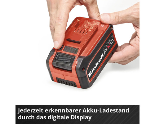 Einhell Power X-Change Akku mit digitalem Display zur Anzeige des Ladestands, in den Händen gehalten.
