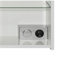 Steckdose und Lichtschalter in einer silbernen Box innerhalb eines Spiegelschranks mit Glasregal.