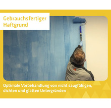 Eine Person trägt mit einer Farbrolle gebrauchsfertigen Haftgrund auf eine Wand auf, zur Vorbehandlung von glatten Untergründen.