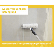 Anwendung von wasserverdünnbarem Tiefengrund auf einer Wand mit einer Farbwalze zur Vorbehandlung saugfähiger Untergründe.